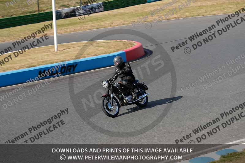 Vintage motorcycle club;eventdigitalimages;mallory park;mallory park trackday photographs;no limits trackdays;peter wileman photography;trackday digital images;trackday photos;vmcc festival 1000 bikes photographs